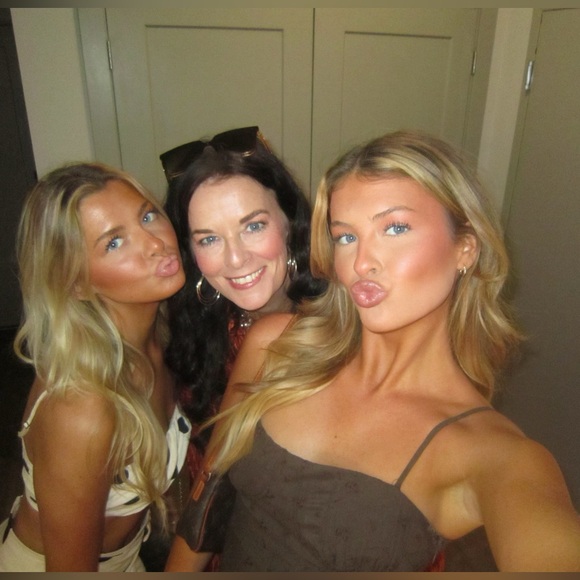 Meet your Posher, Beth - Picture 3 of 15